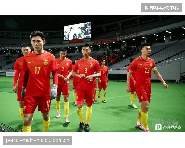 美国队在面对世界强队时防线表现不稳,必须在世界杯前解决防守协同问题以避免失分。 美国队在面对世界强队时防线表现不稳,必须在世界杯前解决防守协同问题以避免失分。